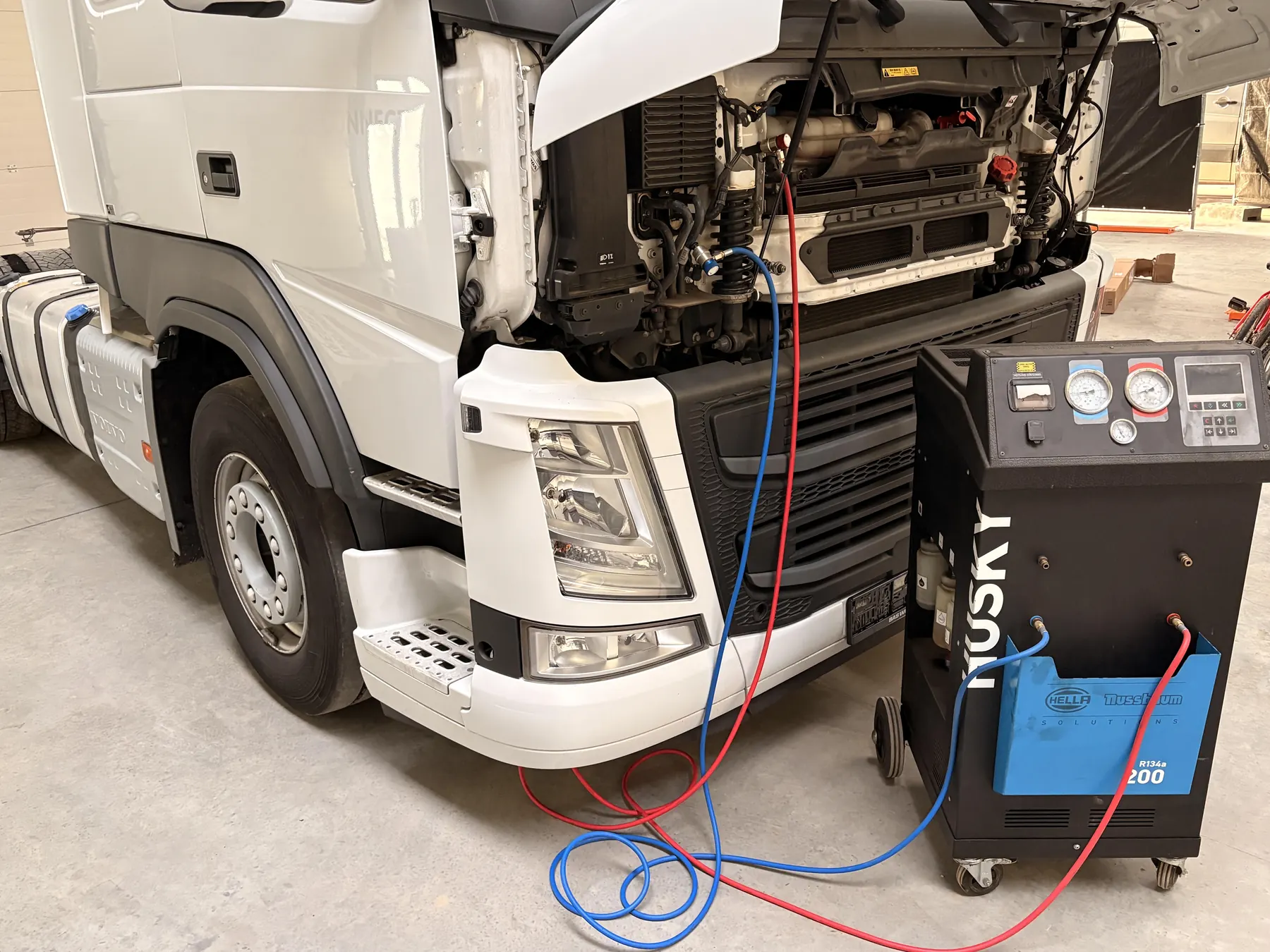 Aircostation aangesloten op een Volvo-vrachtwagen tijdens de airco-service