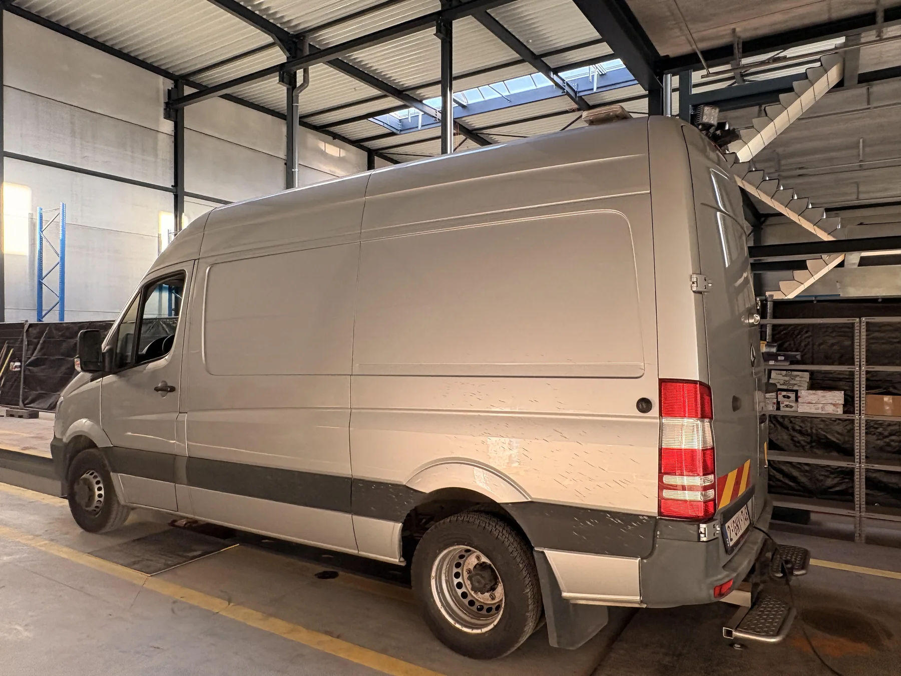 De depannagecamionette van Servaes Mechaniek in de werkplaats