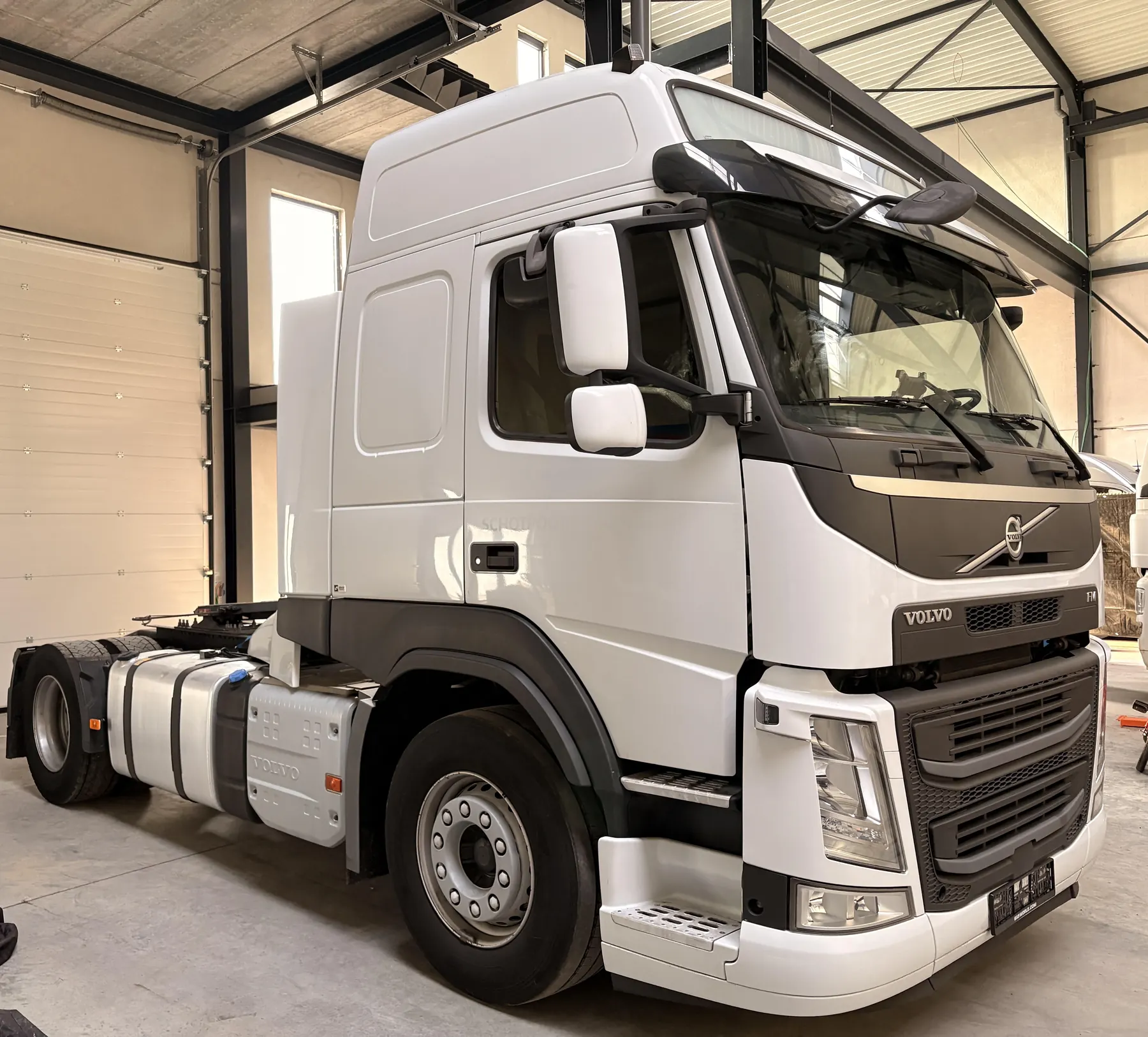 Witte Volvo FM-trekker in de werkplaats van Servaes Mechaniek